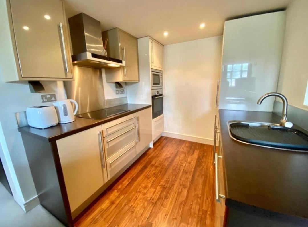 Lovely 1 Bedroom Apartment With Free Parking & Gym Kirkburton Exterior foto