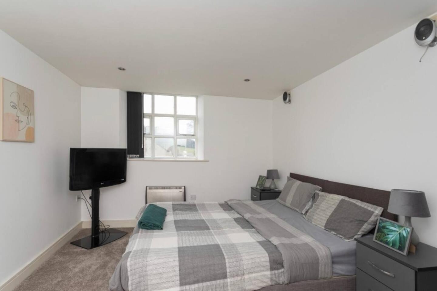 Lovely 1 Bedroom Apartment With Free Parking & Gym Kirkburton Exterior foto