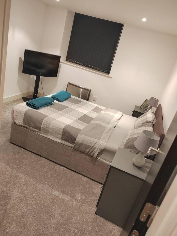 Lovely 1 Bedroom Apartment With Free Parking & Gym Kirkburton Exterior foto