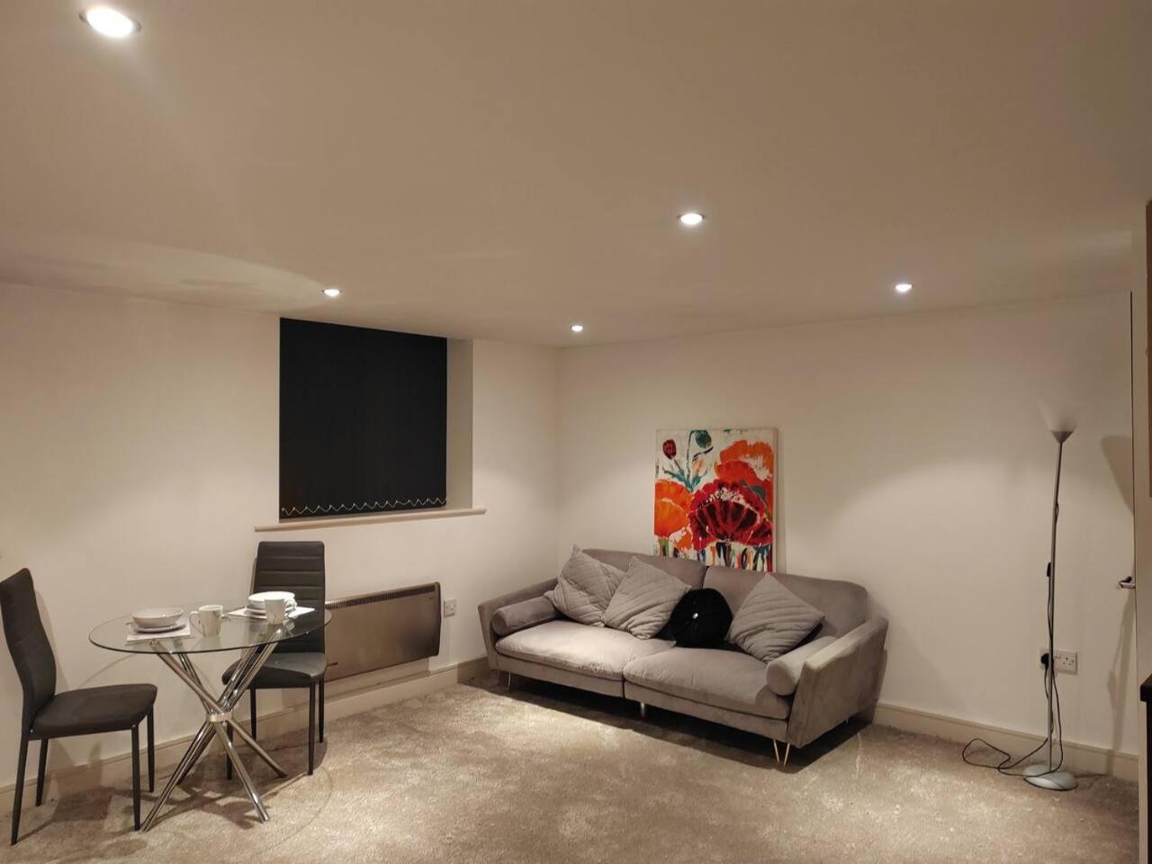 Lovely 1 Bedroom Apartment With Free Parking & Gym Kirkburton Exterior foto