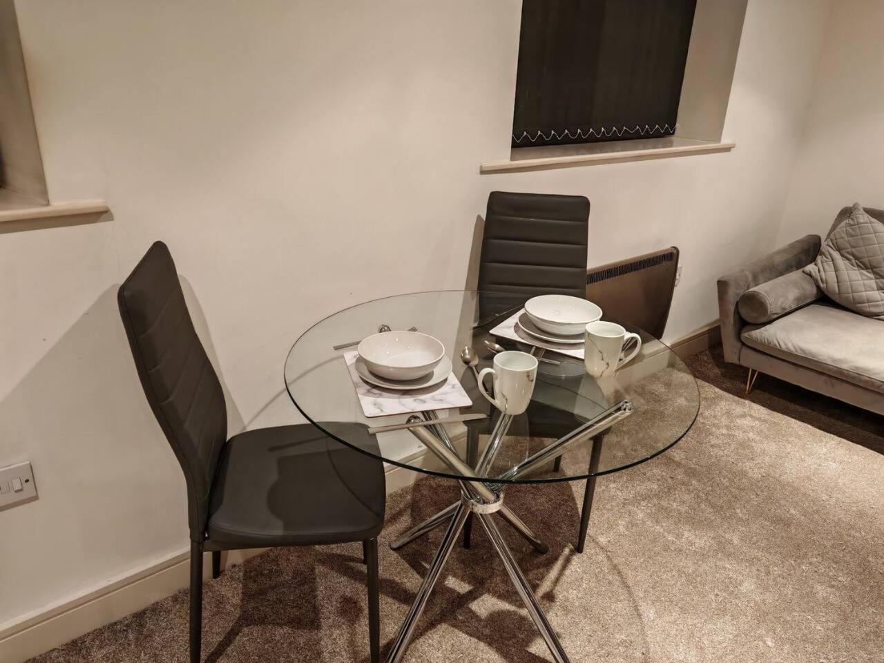 Lovely 1 Bedroom Apartment With Free Parking & Gym Kirkburton Exterior foto