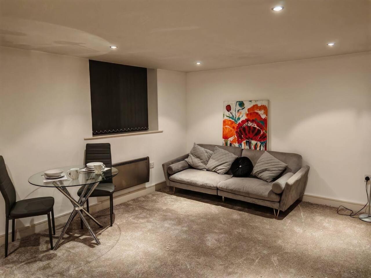 Lovely 1 Bedroom Apartment With Free Parking & Gym Kirkburton Exterior foto