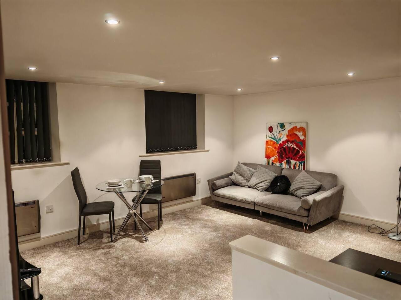 Lovely 1 Bedroom Apartment With Free Parking & Gym Kirkburton Exterior foto