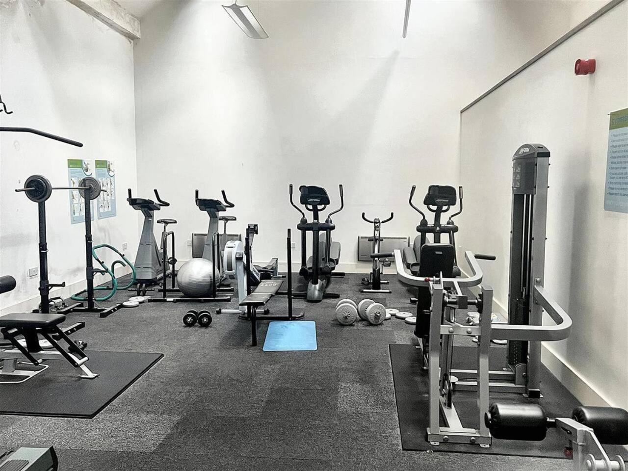 Lovely 1 Bedroom Apartment With Free Parking & Gym Kirkburton Exterior foto